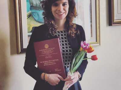 Simona � stata la prima ad essere interpellata dalla commissione e, con la sua tesi in �Scuola delle competenze�, ha inaugurato la sessione di laurea �speciale� davanti ad una chat piena di amici e famigliari pronti a sostenerla a distanza